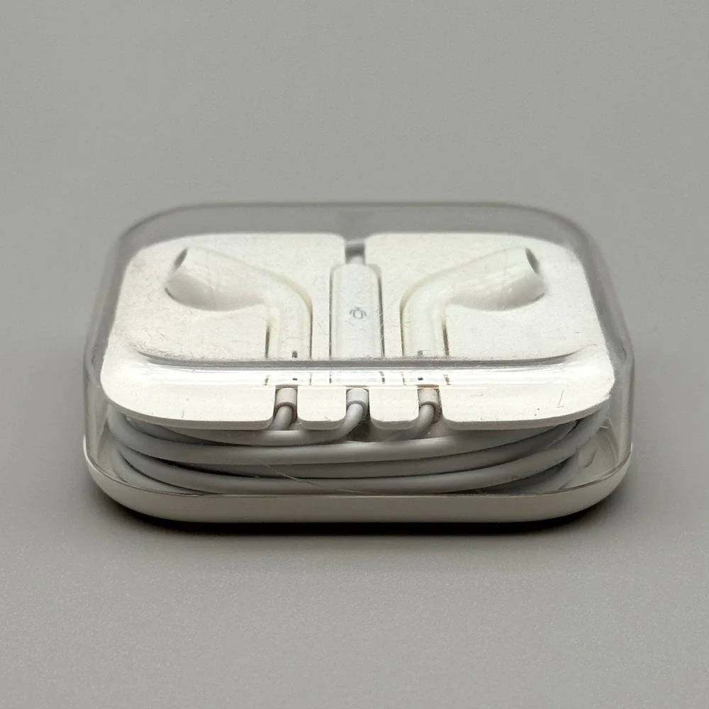 Apple EarPods 3.5mm Headphone Jack Wired Earbuds Genuine New In Case